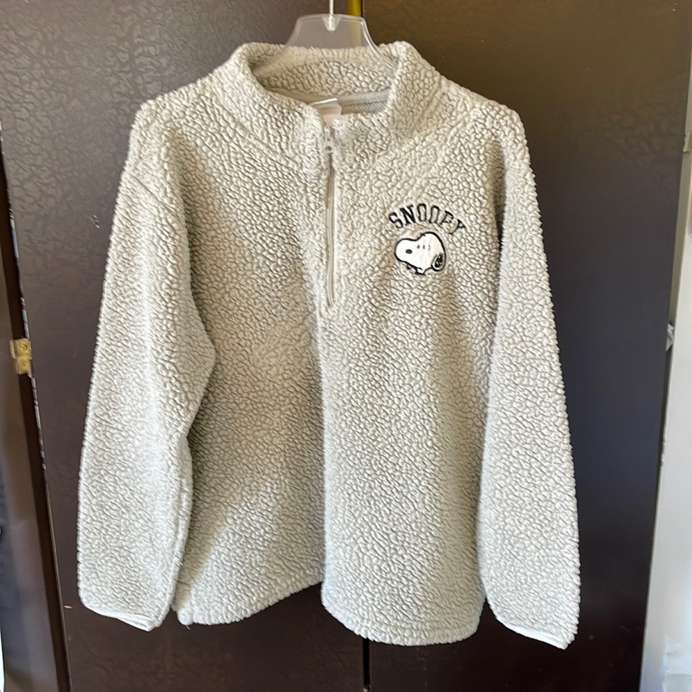 Peanuts snoopy, soft fleece pull over. Juniors size XXL.